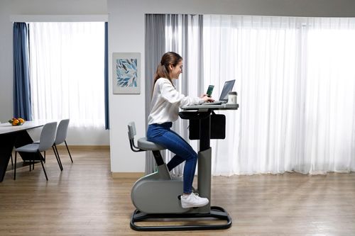 A person using the Acer eKinekt BD 3.